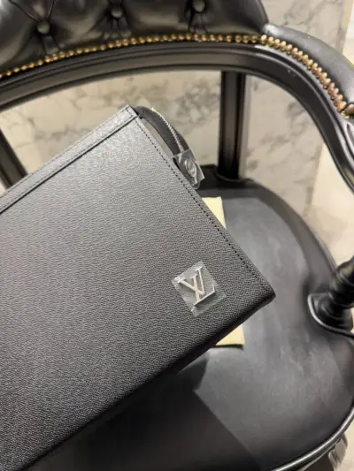 Louis Vuitton Siyah Logo Detaylı Clutch