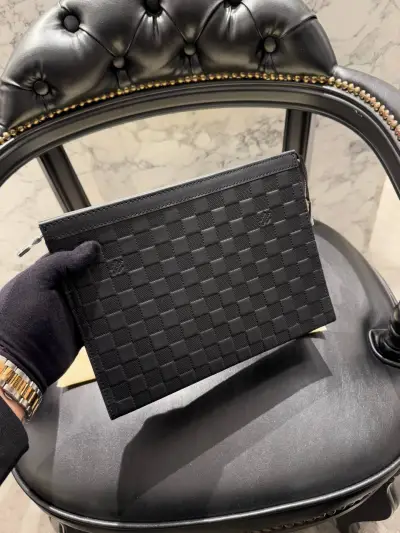 Louis Vuitton Baklava Desenli Siyah Clutch